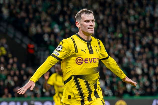 11.02.2025, Fussball: UEFA Champions League, Saison 2024 2025, Play Offs, Hinspiel, Sporting CP Lissabon - Borussia Dortmuna im Estadio Jose Alvalade in Lissabon. Dortmunds Pascal Groß jubelt nach seinem Tor zum 0:2. Foto: Kirchner-Media Thomas Haesler WICHTIGER HINWEIS: Gemäß den Vorgaben der UEFA ist es untersagt, in dem Stadion und oder vom Spiel angefertigte Fotoaufnahmen in Form von Sequenzbildern und oder videoähnlichen Fotostrecken zu verwerten bzw. verwerten zu lassen. Copyright: xKirchner-Media ThomasxHaeslerx