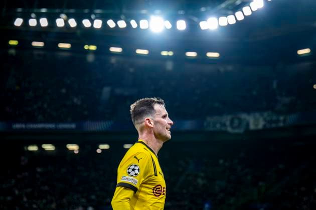 11.02.2025, Fussball: UEFA Champions League, Saison 2024 2025, Play Offs, Hinspiel, Sporting CP Lissabon - Borussia Dortmuna im Estadio Jose Alvalade in Lissabon. Dortmunds Pascal Groß jubelt nach seinem Tor zum 0:2. Foto: Kirchner-Media Thomas Haesler WICHTIGER HINWEIS: Gemäß den Vorgaben der UEFA ist es untersagt, in dem Stadion und oder vom Spiel angefertigte Fotoaufnahmen in Form von Sequenzbildern und oder videoähnlichen Fotostrecken zu verwerten bzw. verwerten zu lassen. Copyright: xKirchner-Media ThomasxHaeslerx