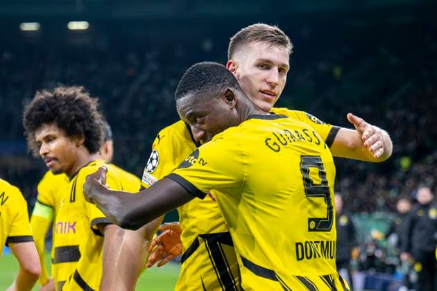 11.02.2025, Fussball: UEFA Champions League, Saison 2024 2025, Play Offs, Hinspiel, Sporting CP Lissabon - Borussia Dortmuna im Estadio Jose Alvalade in Lissabon. Dortmunds Serhou Guirassy jubelt nach seinem Tor zum 0:1 mit Dortmunds Nico Schlotterbeck. Foto: Kirchner-Media Thomas Haesler WICHTIGER HINWEIS: Gemäß den Vorgaben der UEFA ist es untersagt, in dem Stadion und oder vom Spiel angefertigte Fotoaufnahmen in Form von Sequenzbildern und oder videoähnlichen Fotostrecken zu verwerten bzw. verwerten zu lassen. Copyright: xKirchner-Media ThomasxHaeslerx