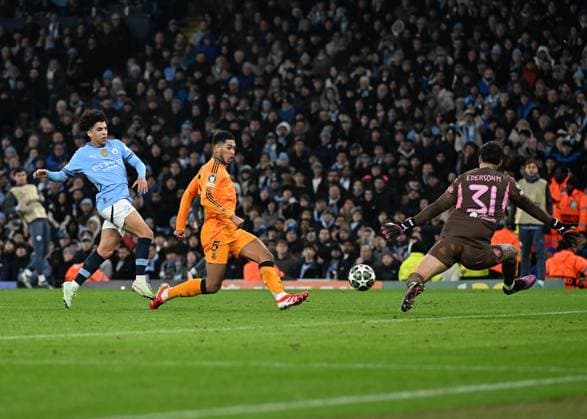 Manchester, England, 11th February 2025. Manchester City™s goalkeeper Ederson saves from Real Madrid s Jude Bellingham during the UEFA Champions League match at the Etihad Stadium, Manchester. Picture credit should read: Cody Froggatt Sportimage EDITORIAL USE ONLY. No use with unauthorised audio, video, data, fixture lists, club league logos or live services. Online in-match use limited to 120 images, no video emulation. No use in betting, games or single club league player publications. SPI_CF_085_Man_City_Real_Madrid SPI-3675-0143
