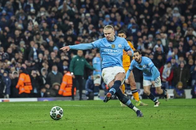 UEFA Champions League Knockout Round Play-off Manchester City v Real Madrid Erling Haaland of Manchester City scores a penalty to make it 2-1 during the UEFA Champions League Knockout Round Play-off Manchester City v Real Madrid at Etihad Stadium, Manchester, United Kingdom, 11th February 2025 (Photo by Mark Cosgrove News Images) Manchester Etihad Stadium Manchester United, ManU Kingdom Copyright: xMarkxCosgrove NewsxImagesx