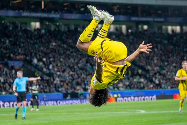 11.02.2025, Fussball: UEFA Champions League, Saison 2024 2025, Play Offs, Hinspiel, Sporting CP Lissabon - Borussia Dortmuna im Estadio Jose Alvalade in Lissabon. Dortmunds Karim Adeyemi jubelt nach seinem Tor zum 0:3. Foto: Kirchner-Media Thomas Haesler WICHTIGER HINWEIS: Gemäß den Vorgaben der UEFA ist es untersagt, in dem Stadion und oder vom Spiel angefertigte Fotoaufnahmen in Form von Sequenzbildern und oder videoähnlichen Fotostrecken zu verwerten bzw. verwerten zu lassen. Copyright: xKirchner-Media ThomasxHaeslerx