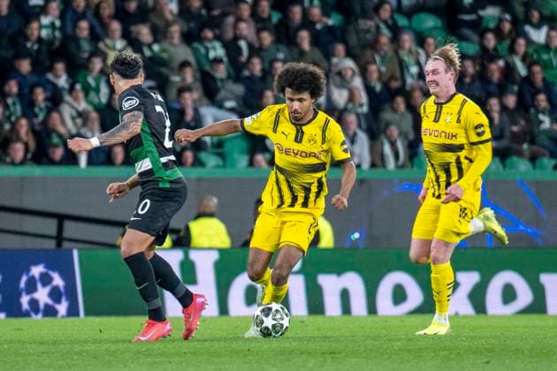 11.02.2025, Fussball: UEFA Champions League, Saison 2024 2025, Play Offs, Hinspiel, Sporting CP Lissabon - Borussia Dortmuna im Estadio Jose Alvalade in Lissabon. Dortmunds Karim Adeyemi läuft mit dem Ball am Fuß. Foto: Kirchner-Media Thomas Haesler WICHTIGER HINWEIS: Gemäß den Vorgaben der UEFA ist es untersagt, in dem Stadion und oder vom Spiel angefertigte Fotoaufnahmen in Form von Sequenzbildern und oder videoähnlichen Fotostrecken zu verwerten bzw. verwerten zu lassen. Copyright: xKirchner-Media ThomasxHaeslerx
