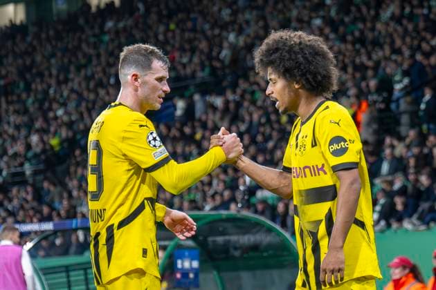 11.02.2025, Fussball: UEFA Champions League, Saison 2024 2025, Play Offs, Hinspiel, Sporting CP Lissabon - Borussia Dortmuna im Estadio Jose Alvalade in Lissabon. Dortmunds Pascal Groß (l) jubelt nach dem Tor zum 0:3 mit Dortmunds Karim Adeyemi. Foto: Kirchner-Media Thomas Haesler WICHTIGER HINWEIS: Gemäß den Vorgaben der UEFA ist es untersagt, in dem Stadion und oder vom Spiel angefertigte Fotoaufnahmen in Form von Sequenzbildern und oder videoähnlichen Fotostrecken zu verwerten bzw. verwerten zu lassen. Copyright: xKirchner-Media ThomasxHaeslerx