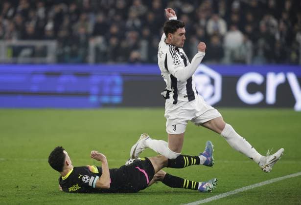 Dusan Vlahovic of Juventus FC and Ivan Perisic of PSV Eindhoven during the Uefa Champions League first leg play offâ??s, football match between Juventus FC and PSV Eindhoven. On 11 February 2025 at Allianz Stadium, Turin, Italy. Photo Nderim Kaceli.  Copyright: xNderimxKaceli IPAxSportx xipa-agency.netx xx IPA_53947592 IPA_Agency_IPA53947592