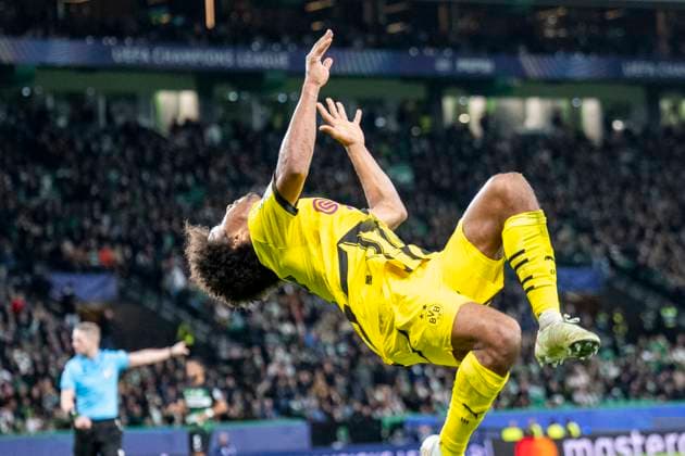 11.02.2025, Fussball: UEFA Champions League, Saison 2024 2025, Play Offs, Hinspiel, Sporting CP Lissabon - Borussia Dortmuna im Estadio Jose Alvalade in Lissabon. Dortmunds Karim Adeyemi jubelt nach seinem Tor zum 0:3. Foto: Kirchner-Media Thomas Haesler WICHTIGER HINWEIS: Gemäß den Vorgaben der UEFA ist es untersagt, in dem Stadion und oder vom Spiel angefertigte Fotoaufnahmen in Form von Sequenzbildern und oder videoähnlichen Fotostrecken zu verwerten bzw. verwerten zu lassen. Copyright: xKirchner-Media ThomasxHaeslerx