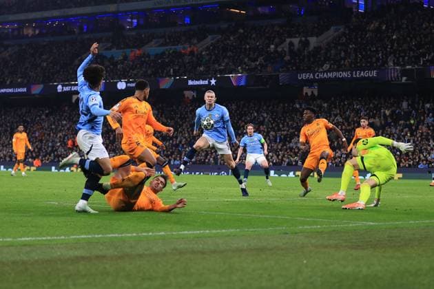 Football - UEFA Champions League - Knockout Play-Off (1st Leg) - Manchester City v Real Madrid 11th February 2025 - UEFA Champions League - Knockout Play-Off (1st Leg) - Manchester City v Real Madrid - Erling Haaland of Manchester City chests the ball down in the box - Photo: Simon Stacpoole Offside. Manchester UK Copyright: xSimonxStacpoolexOffside