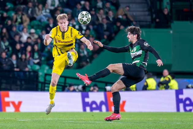 11.02.2025, Fussball: UEFA Champions League, Saison 2024 2025, Play Offs, Hinspiel, Sporting CP Lissabon - Borussia Dortmuna im Estadio Jose Alvalade in Lissabon. Dortmunds Daniel Svensson kämpft um den Ball. Foto: Kirchner-Media Thomas Haesler WICHTIGER HINWEIS: Gemäß den Vorgaben der UEFA ist es untersagt, in dem Stadion und oder vom Spiel angefertigte Fotoaufnahmen in Form von Sequenzbildern und oder videoähnlichen Fotostrecken zu verwerten bzw. verwerten zu lassen. Copyright: xKirchner-Media ThomasxHaeslerx