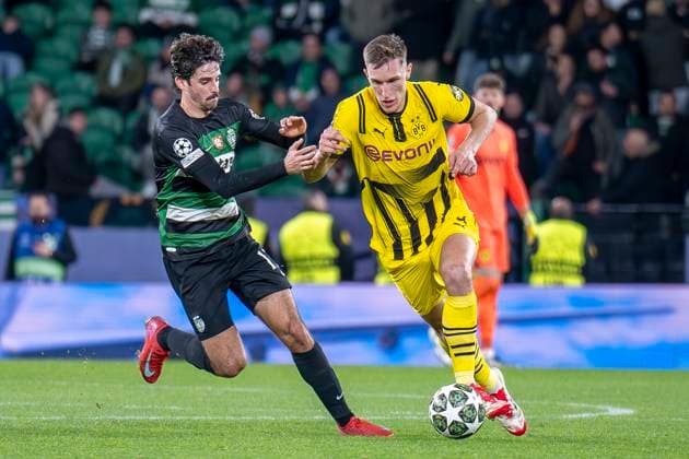 11.02.2025, Fussball: UEFA Champions League, Saison 2024 2025, Play Offs, Hinspiel, Sporting CP Lissabon - Borussia Dortmuna im Estadio Jose Alvalade in Lissabon. Dortmunds Nico Schlotterbeck läuft mit dem Ball am Fuß. Foto: Kirchner-Media Thomas Haesler WICHTIGER HINWEIS: Gemäß den Vorgaben der UEFA ist es untersagt, in dem Stadion und oder vom Spiel angefertigte Fotoaufnahmen in Form von Sequenzbildern und oder videoähnlichen Fotostrecken zu verwerten bzw. verwerten zu lassen. Copyright: xKirchner-Media ThomasxHaeslerx