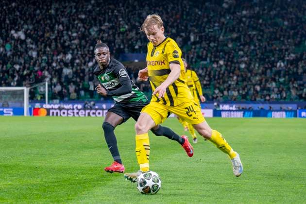 11.02.2025, Fussball: UEFA Champions League, Saison 2024 2025, Play Offs, Hinspiel, Sporting CP Lissabon - Borussia Dortmuna im Estadio Jose Alvalade in Lissabon. Dortmunds Daniel Svensson läuft mit dem Ball am Fuß. Foto: Kirchner-Media Thomas Haesler WICHTIGER HINWEIS: Gemäß den Vorgaben der UEFA ist es untersagt, in dem Stadion und oder vom Spiel angefertigte Fotoaufnahmen in Form von Sequenzbildern und oder videoähnlichen Fotostrecken zu verwerten bzw. verwerten zu lassen. Copyright: xKirchner-Media ThomasxHaeslerx