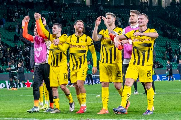 11.02.2025, Fussball: UEFA Champions League, Saison 2024 2025, Play Offs, Hinspiel, Sporting CP Lissabon - Borussia Dortmuna im Estadio Jose Alvalade in Lissabon. Die Dortmunder Spieler jubeln nach dem Schlusspfiff. Foto: Kirchner-Media Thomas Haesler WICHTIGER HINWEIS: Gemäß den Vorgaben der UEFA ist es untersagt, in dem Stadion und oder vom Spiel angefertigte Fotoaufnahmen in Form von Sequenzbildern und oder videoähnlichen Fotostrecken zu verwerten bzw. verwerten zu lassen. Copyright: xKirchner-Media ThomasxHaeslerx