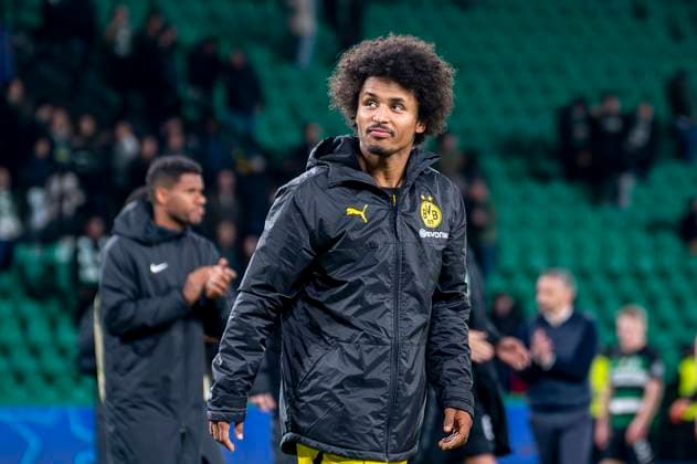 11.02.2025, Fussball: UEFA Champions League, Saison 2024 2025, Play Offs, Hinspiel, Sporting CP Lissabon - Borussia Dortmuna im Estadio Jose Alvalade in Lissabon. Dortmunds Karim Adeyemi steht vor den Fans. Foto: Kirchner-Media Thomas Haesler WICHTIGER HINWEIS: Gemäß den Vorgaben der UEFA ist es untersagt, in dem Stadion und oder vom Spiel angefertigte Fotoaufnahmen in Form von Sequenzbildern und oder videoähnlichen Fotostrecken zu verwerten bzw. verwerten zu lassen. Copyright: xKirchner-Media ThomasxHaeslerx