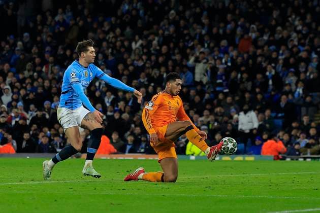 Manchester City v Real Madrid Champions League 11 02 2025. Jude Bellingham (5) of Real Madrid scores to make it 2-3 during the Champions League match between Manchester City and Real Madrid at the Etihad Stadium, Manchester, England on 11 February 2025. Manchester Etihad Stadium Manchester England Editorial use only , Copyright: xConorxMolloyx PSI-21439-0063