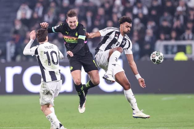 TURIN, ITALY - FEBRUARY 11: Luuk de Jong of PSV C) fights for the ball with Renato Veiga of Juventus R) and Kenan Yildiz of Juventus L) during the UEFA Champions League 2024 25 League Knockout Play-off first leg match between Juventus and PSV at Juventus Stadium on February 11, 2025 in Turin, Italy. Turin Juventus Stadium Italy Copyright: xJustPictures.ch LuigixRizzox jp-en-EuSpIm-AN0I0932-20250108