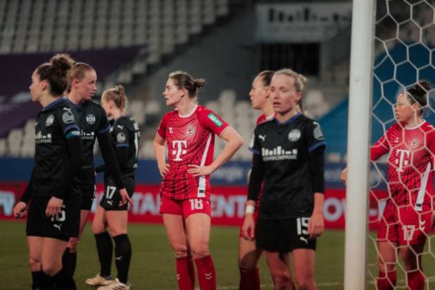 11.02.25, Frauen, Fussball, 1.BL, Saison 2024 2025, SGS Essen - 1. FC Köln, 13. Spieltag Taylor Ziemer 18 vom 1.FC Koeln wartet auf Ecke Essen Stadion an der Hafenstrasse NRW Deutschland