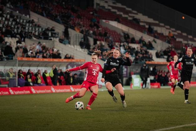 11.02.25, Frauen, Fussball, 1.BL, Saison 2024 2025, SGS Essen - 1. FC Köln, 13. Spieltag Alena Bienz 11 vom 1.FC Koeln im Zweikampf mit Lilli Purtscheller 7 von SGS Essen Essen Stadion an der Hafenstrasse NRW Deutschland