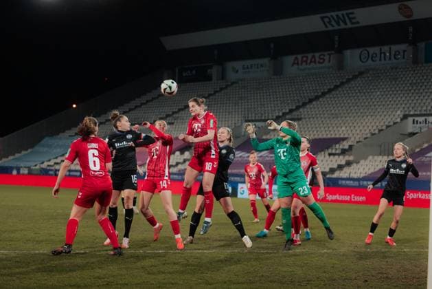 11.02.25, Frauen, Fussball, 1.BL, Saison 2024 2025, SGS Essen - 1. FC Köln, 13. Spieltag Taylor Ziemer 18 vom 1.FC Koeln beim Kopfball im Strafraum Essen Stadion an der Hafenstrasse NRW Deutschland