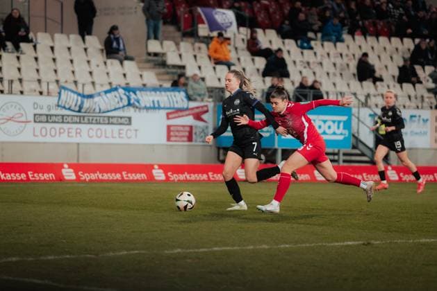 11.02.25, Frauen, Fussball, 1.BL, Saison 2024 2025, SGS Essen - 1. FC Köln, 13. Spieltag Lilli Purtscheller 7 von SGS Essen (l.) im Duell mit Martyna Wiankowska 26 vom 1.FC Koeln (r.) Essen Stadion an der Hafenstrasse NRW Deutschland
