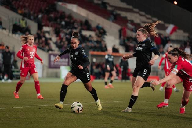 11.02.25, Frauen, Fussball, 1.BL, Saison 2024 2025, SGS Essen - 1. FC Köln, 13. Spieltag Vanessa Fuerst 8 von SGS Essen dribbelt im Strafraum Essen Stadion an der Hafenstrasse NRW Deutschland