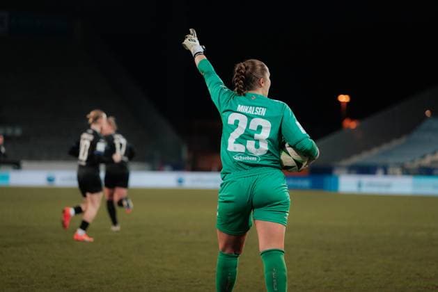 11.02.25, Frauen, Fussball, 1.BL, Saison 2024 2025, SGS Essen - 1. FC Köln, 13. Spieltag Aurora Mikalsen 23 vom 1.FC Koeln mit erhobenem Arm Essen Stadion an der Hafenstrasse NRW Deutschland