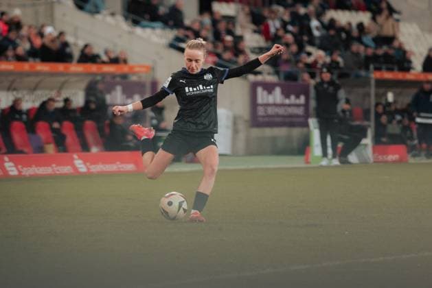 11.02.25, Frauen, Fussball, 1.BL, Saison 2024 2025, SGS Essen - 1. FC Köln, 13. Spieltag Beke Sterner 19 von SGS Essen Flanke Essen Stadion an der Hafenstrasse NRW Deutschland