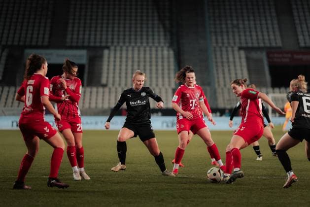 11.02.25, Frauen, Fussball, 1.BL, Saison 2024 2025, SGS Essen - 1. FC Köln, 13. Spieltag Taylor Ziemer 18 vom 1.FC Koeln spielt den Ball (r.) Essen Stadion an der Hafenstrasse NRW Deutschland