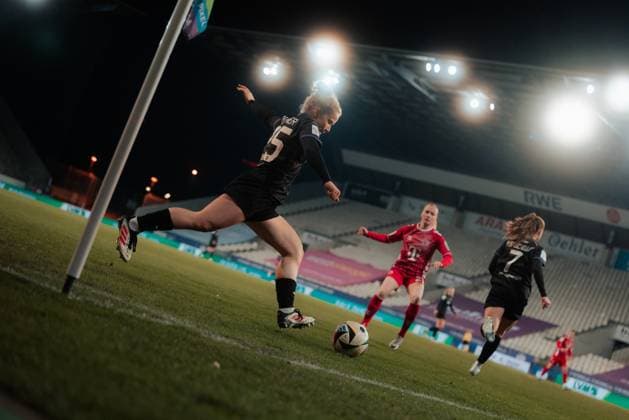 11.02.25, Frauen, Fussball, 1.BL, Saison 2024 2025, SGS Essen - 1. FC Köln, 13. Spieltag Paulina Platner 25 von SGS Essen Flanke an Eckfahne Essen Stadion an der Hafenstrasse NRW Deutschland