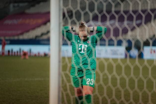11.02.25, Frauen, Fussball, 1.BL, Saison 2024 2025, SGS Essen - 1. FC Köln, 13. Spieltag Aurora Mikalsen 23 vom 1.FC Koeln Enttäuschung nach dem Spielende, Ohren zuhalten Essen Stadion an der Hafenstrasse NRW Deutschland