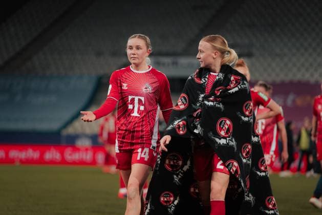11.02.25, Frauen, Fussball, 1.BL, Saison 2024 2025, SGS Essen - 1. FC Köln, 13. Spieltag Carlotta Imping 14 vom 1.FC Koeln und Anna Gerhardt 21 vom 1.FC Koeln besprechen das Spiel Essen Stadion an der Hafenstrasse NRW Deutschland