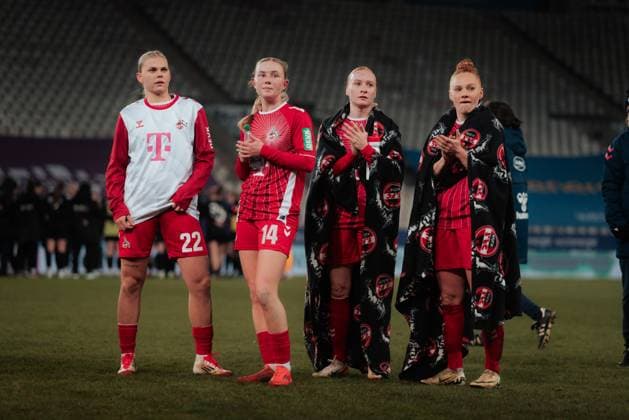 Sport Bilder des Tages 11.02.25, Frauen, Fussball, 1.BL, Saison 2024 2025, SGS Essen - 1. FC Köln, 13. Spieltag Julia Schifffahrt 22, Carlotta Imping 14, Anna Gerhardt 21 und Laura Vogt 8 nach dem Spielende Essen Stadion an der Hafenstrasse NRW Deutschland