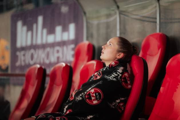 11.02.25, Frauen, Fussball, 1.BL, Saison 2024 2025, SGS Essen - 1. FC Köln, 13. Spieltag Aurora Mikalsen 23 vom 1.FC Koeln sitzt enttäuscht auf der Bank nach Unentschieden Essen Stadion an der Hafenstrasse NRW Deutschland
