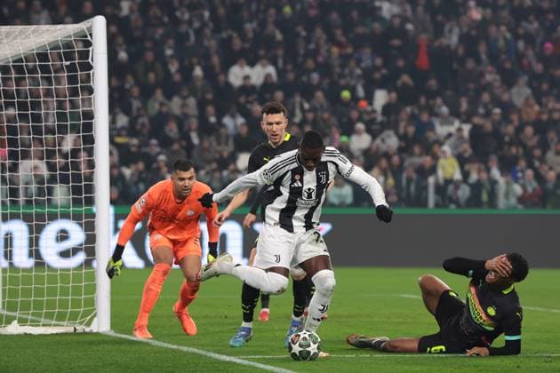 Turin, Italy, 11th February 2025. Walter Benitez of PSV Eindhoven looks on as Randal Kolo Muani of Juventus looks for a path to goal whilst battling against Ryan Flamingo and Ivan Perisic of PSV Eindhoven the UEFA Champions League match at Allianz Stadium, Turin. Picture credit should read: Jonathan Moscrop Sportimage EDITORIAL USE ONLY. No use with unauthorised audio, video, data, fixture lists, club league logos or live services. Online in-match use limited to 120 images, no video emulation. No use in betting, games or single club league player publications. SPI_072_JM_JUVE_PSV_UCL SPI-3661-0076