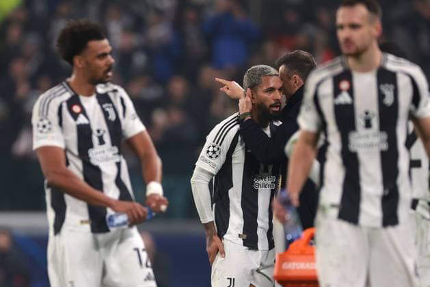 Turin, Italy, 11th February 2025. Thiago Motta Head coach of Juventus discusses with Douglas Luiz of Juventus after the hosts took a 1-0 lead through Weston McKennie during the UEFA Champions League match at Allianz Stadium, Turin. Picture credit should read: Jonathan Moscrop Sportimage EDITORIAL USE ONLY. No use with unauthorised audio, video, data, fixture lists, club league logos or live services. Online in-match use limited to 120 images, no video emulation. No use in betting, games or single club league player publications. SPI_133_JM_JUVE_PSV_UCL SPI-3661-0127