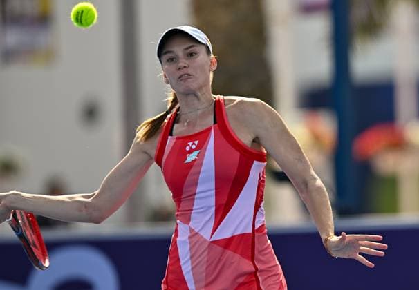 QATAR TOTALENERGIES OPEN - DAY FOUR Elena Rybakina of Kazakistan competes in her round of 16 match against Rebecca Sramkova of Slovakia during the WTA, Tennis Damen Qatar TotalEnergies Open 2025 tennis tournament at the Khalifa International Tennis Complex in Doha, Qatar, on February 12, 2025. Copyright: xNOUSHADx