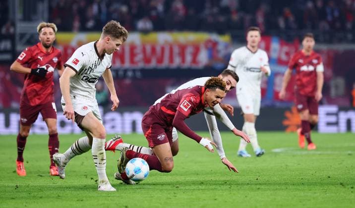 RB Leipzig - St. Pauli Hamburg Bundesliga Leipzig, 09.02.2025, Red Bull Arena, Fußball Bundesliga, Spieltag 21 , RB LEIPZIG vs. FC ST. PAULI HAMBURG 2:0 (2:0) , Im Bild v.l.: David Nemeth (4, Pauli), Antonio Nusa (7, RB Leipzig) und James Sands (6, Pauli) , Antonio Nusa (7, RB Leipzig) zieht sich bei dieser Szene eine Knieverletzung zu ,