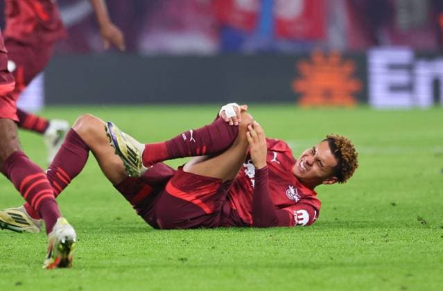 RB Leipzig - St. Pauli Hamburg Bundesliga Leipzig, 09.02.2025, Red Bull Arena, Fußball Bundesliga, Spieltag 21 , RB LEIPZIG vs. FC ST. PAULI HAMBURG 2:0 (2:0) , Im Bild: Antonio Nusa (7, RB Leipzig) am Boden. Knieverletzung ,