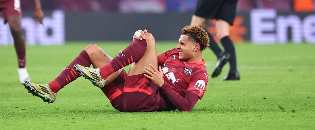 RB Leipzig - St. Pauli Hamburg Bundesliga Leipzig, 09.02.2025, Red Bull Arena, Fußball Bundesliga, Spieltag 21 , RB LEIPZIG vs. FC ST. PAULI HAMBURG 2:0 (2:0) , Im Bild: Antonio Nusa (7, RB Leipzig) am Boden. Knieverletzung ,