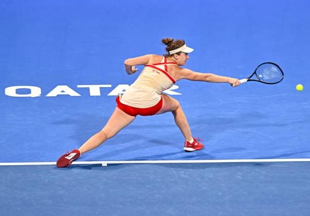 QATAR TOTALENERGIES OPEN - DAY FOUR Linda Noskova of Czech Republic competes in her round of 16 match Iga Swiatek of Poland during the WTA, Tennis Damen Qatar TotalEnergies Open 2025 tennis tournament at the Khalifa International Tennis Complex in Doha, Qatar, on February 12, 2025. Copyright: xNOUSHADx