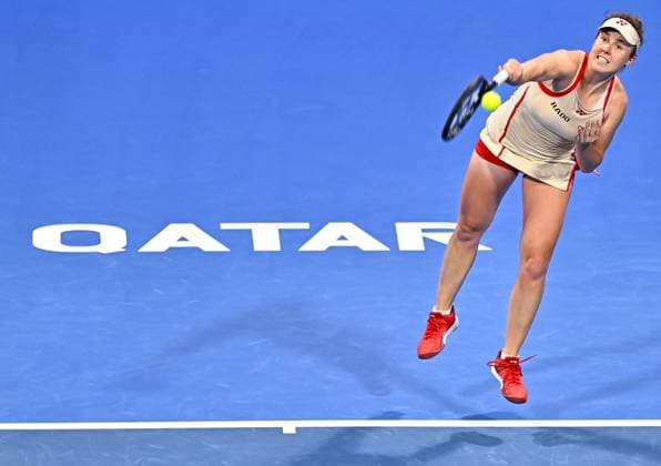 QATAR TOTALENERGIES OPEN - DAY FOUR Linda Noskova of Czech Republic competes in her round of 16 match Iga Swiatek of Poland during the WTA, Tennis Damen Qatar TotalEnergies Open 2025 tennis tournament at the Khalifa International Tennis Complex in Doha, Qatar, on February 12, 2025. Copyright: xNOUSHADx