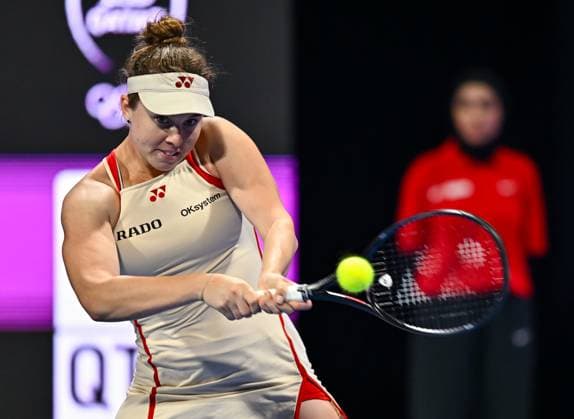 QATAR TOTALENERGIES OPEN - DAY FOUR Linda Noskova of Czech Republic competes in her round of 16 match Iga Swiatek of Poland during the WTA, Tennis Damen Qatar TotalEnergies Open 2025 tennis tournament at the Khalifa International Tennis Complex in Doha, Qatar, on February 12, 2025. Copyright: xNOUSHADx