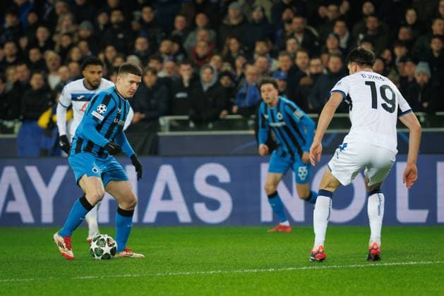 Club s Christos Tzolis and Atalanta s Berat Djimsiti fight for the ball during a soccer game between Belgian soccer team Club Brugge KV and Italian club Atalanta Bergamo, on Wednesday 12 February 2025 in Brugge, in the first leg of the Knockout phase play-offs of the UEFA Champions League competition. KURTxDESPLENTER  x112320635x