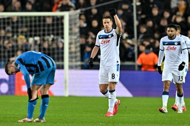 250212 Champions League Knock Out Club Brugge vs Atalanta Mario Pasalic (8) of Atalanta celebrates after scoring the 1-1 equalizer goal during a soccer game between Belgian Club Brugge KV and Italian Atalanta Bergamo in the UEFA Champions League Knockout phase play-offs leg 1 of the 2024-25 season, on Wednesday 12 February 2025 in Brugge , Belgium . photo Isosport David Catry Brugge Belgium  Copyright: xDavidxCatryx 20250212DC2_0784