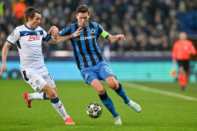250212 Champions League Knock Out Club Brugge vs Atalanta Marten de Roon (15) of Atalanta fighting for the ball with Hans Vanaken (20) of Club Brugge during a soccer game between Belgian Club Brugge KV and Italian Atalanta Bergamo in the UEFA Champions League Knockout phase play-offs leg 1 of the 2024-25 season, on Wednesday 12 February 2025 in Brugge , Belgium . photo Isosport David Catry Brugge Belgium  Copyright: xDavidxCatryx 20250212DC2_0212