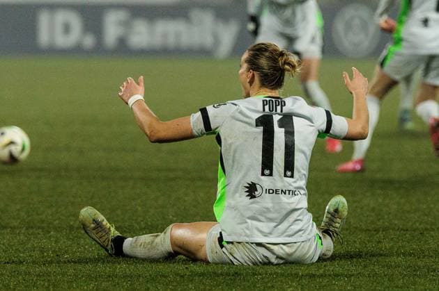 Sport Themen der Woche KW07 Sport Bilder des Tages DFB Pokal der Frauen Viertelfinale, TSG Hoffenheim - VfL Wolfsburg; 12.02.2025 Alexandra Popp (VfL Wolfsburg, 11) sitzt frustriert auf dem Boden DFB Pokal der Frauen Viertelfinale, TSG Hoffenheim - VfL Wolfsburg; Sinsheim, Dietmar-Hopp-Stadion am 12.02.2025 DFB REGULATIONS PROHIBIT ANY USE OF PHOTOGRAPHS AS IMAGE SEQUENCES AND OR QUASI-VIDEO. *** DFB Pokal der Frauen Viertelfinale, TSG Hoffenheim VfL Wolfsburg 12 02 2025 Alexandra Popp VfL Wolfsburg, 11 sits frustrated on the floor DFB Pokal der Frauen Viertelfinale, TSG Hoffenheim VfL Wolfsburg Sinsheim, Dietmar Hopp Stadion am 12 02 2025 DFB REGULATIONS PROHIBIT ANY USE OF PHOTOGRAPHS AS IMAGE SEQUENCES AND OR QUASI VIDEO Copyright: xBEAUTIFULxSPORTS Wunderlx