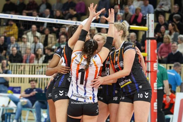 Wiesbaden, Deutschland 12. Februar 2025: 1. VBL - Frauen - 2024 2025 - VC Wiesbaden vs. Allianz MTV Stuttgart Im Bild: die Spielerinnen vom Allianz MTV Stuttgart, Halle am Platz der deutschen Ein Berlin Copyright: xFotostandx xUlrichxScherbaumx