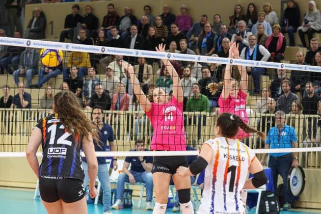 Wiesbaden, Deutschland 12. Februar 2025: 1. VBL - Frauen - 2024 2025 - VC Wiesbaden vs. Allianz MTV Stuttgart Im Bild: Lucia Varela Gomez (Allianz MTV Stuttgart, 12), Jonna Wasserfaller (VC Wiesbaden, 14), Roosa Koskelo (Allianz MTV Stuttgart, 1), Halle am Platz der deutschen Ein Berlin Copyright: xFotostandx xUlrichxScherbaumx