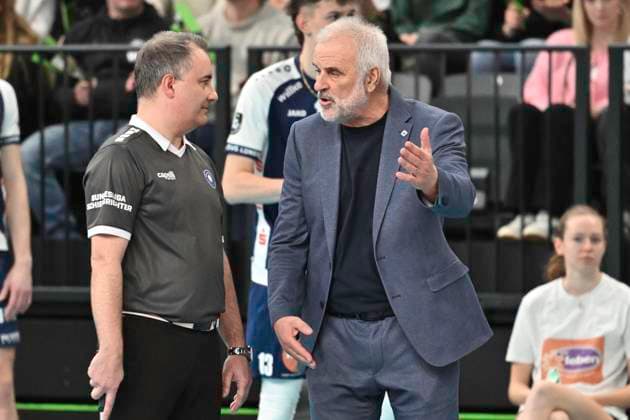 GER; CEV Champions League, SVG Lueneburg vs Berlin Recycling Volleys 12.02.2025, LKH Arena, Lueneburg, GER; CEV Champions League, SVG Lueneburg vs Berlin Recycling Volleys im Bild heutiger Trainer Bernd Schlesinger (Lueneburg) diskutiert mit dem Linienrichter