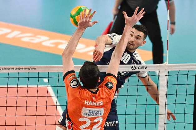 GER; CEV Champions League, SVG Lueneburg vs Berlin Recycling Volleys 12.02.2025, LKH Arena, Lueneburg, GER; CEV Champions League, SVG Lueneburg vs Berlin Recycling Volleys im Bild Lorenz Karlitzek (Lueneburg 10) versucht sich gegenJake Hanes (Berlin 22) durchzusetzen