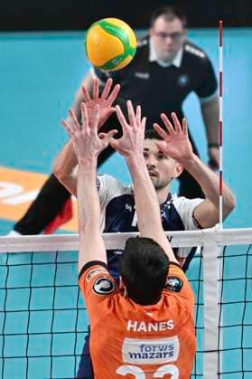 GER; CEV Champions League, SVG Lueneburg vs Berlin Recycling Volleys 12.02.2025, LKH Arena, Lueneburg, GER; CEV Champions League, SVG Lueneburg vs Berlin Recycling Volleys im Bild Lorenz Karlitzek (Lueneburg 10) versucht sich gegenJake Hanes (Berlin 22) durchzusetzen