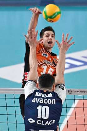 GER; CEV Champions League, SVG Lueneburg vs Berlin Recycling Volleys 12.02.2025, LKH Arena, Lueneburg, GER; CEV Champions League, SVG Lueneburg vs Berlin Recycling Volleys im Bild Lorenz Karlitzek (Lueneburg 10) versucht sich gegen Moritz Reichert (Berlin 15) durchzusetzen